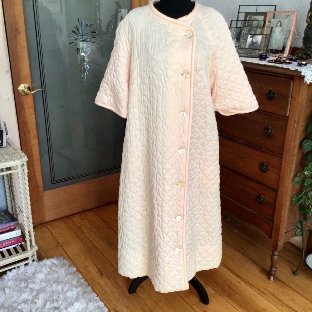 Good Vintage Condition! 1960s Satin Quilted Robe - Gem